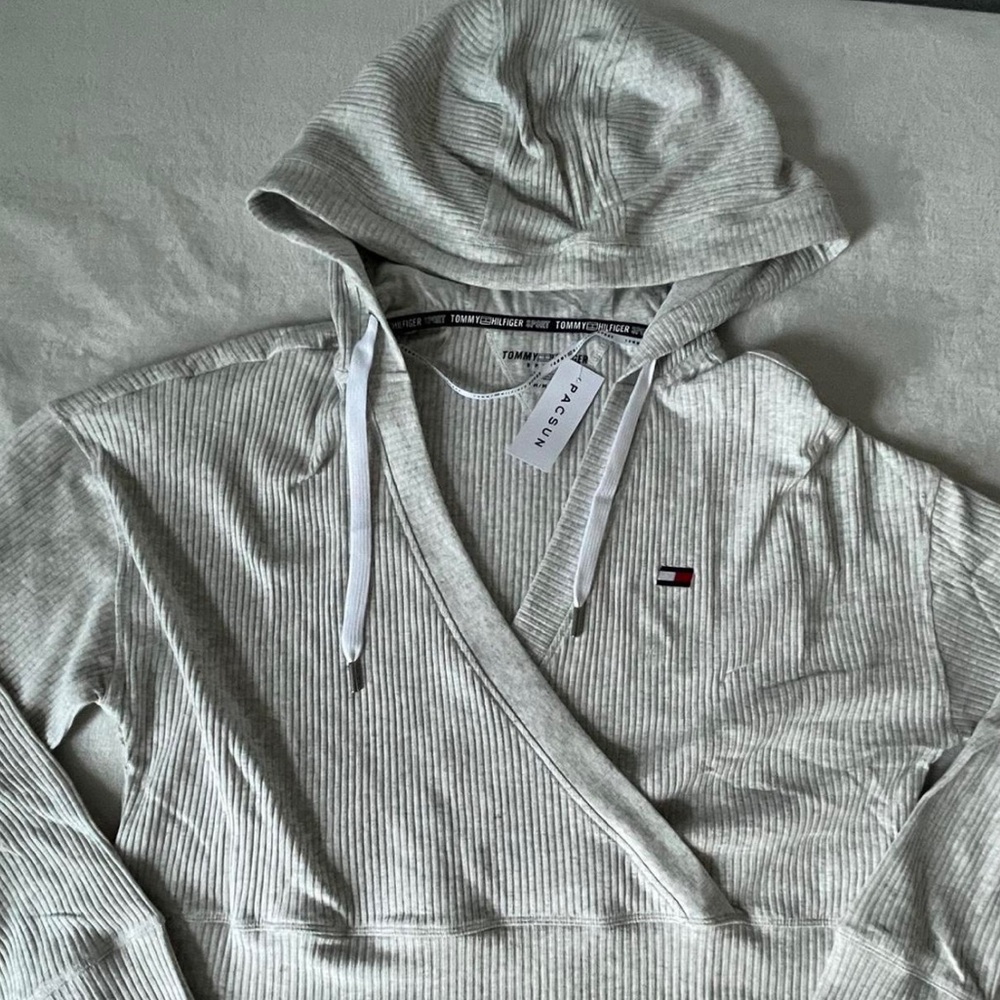 nice hoodie. it’s cropped and has a v neckline.